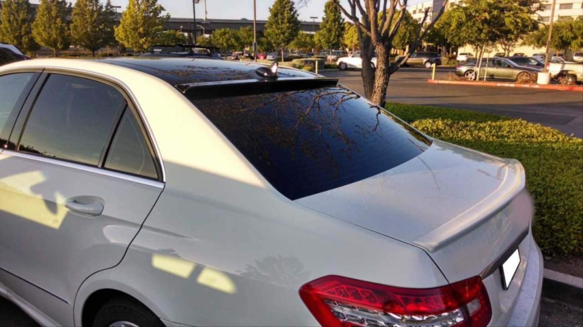 Mercedes W212(2009-2015) E Serisi İçin Uyumlu CAM Üstü Spoiler - Piano Black (Parlak Siyah) - Görsel 2