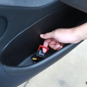 Tesla 2025+ Model Y (Juniper) İçin Acil Çikis Mandal